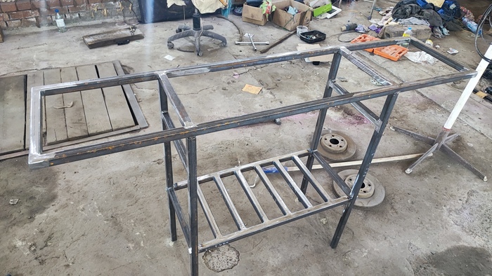 нижняя полка откручивается, внутрь трубы вварены гайки