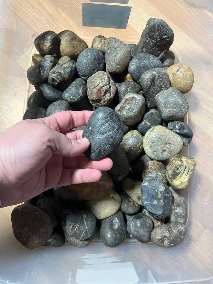 А тут уже камни покрупнее и поинтереснее. Большинство с явными признаками рисунка и прочих интересностей.