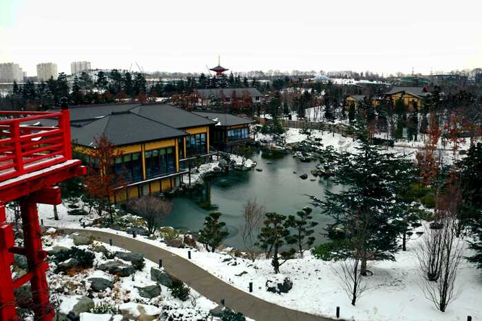 Общий вид на сад от храма