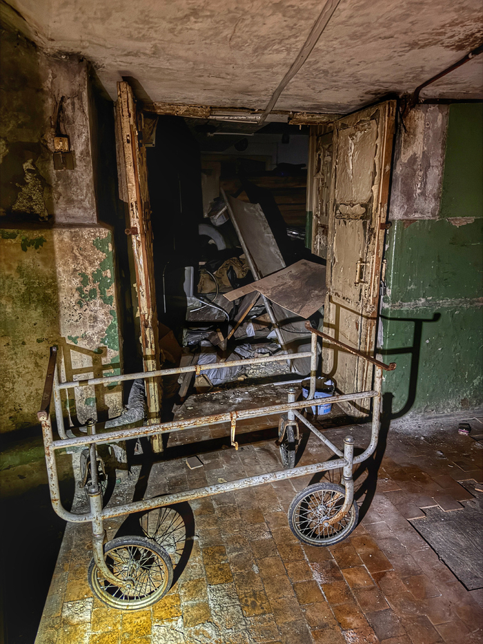 Она стояла возле темного чулана, заглядывать в который я не осмелился - ходят слухи, что после пары глубоких вдохов в нем можно остаться навсегда.