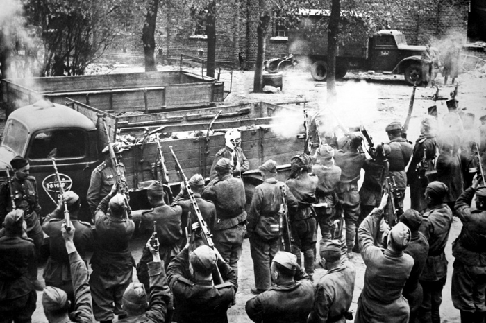 Советские бойцы дают прощальный залп в честь погибших танкистов.