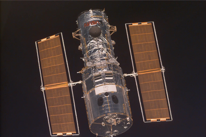 Это изображение было сделано с близкого расстояния, когда астронавты на борту космического челнока «Дискавери» готовились захватить «Хаббл» с помощью манипулятора Remote Manipulator System