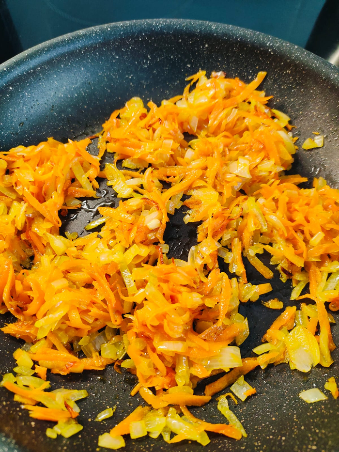 Поджарка готова. Параллельно кипячу воду в кастрюльке.