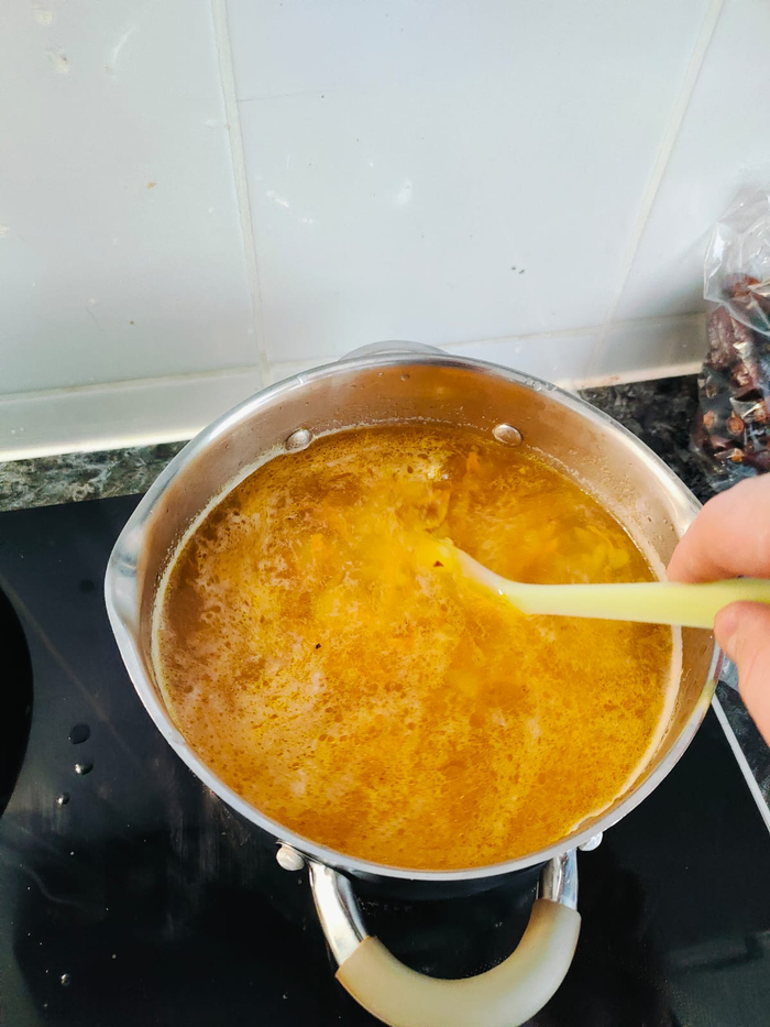 Закидываю пожарку и картошку в воду.