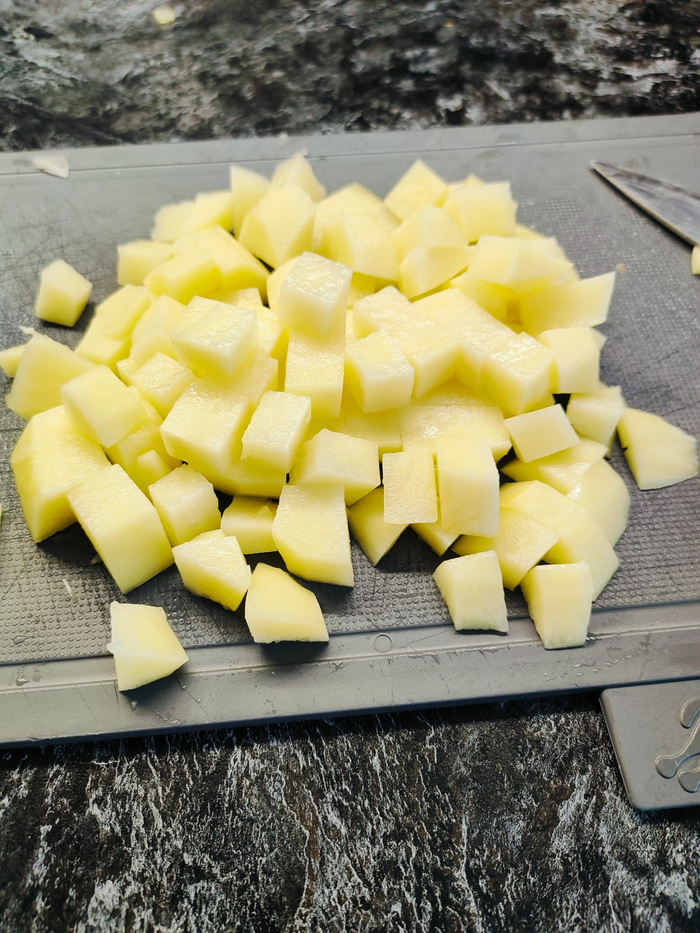 Картошку режу кубиком