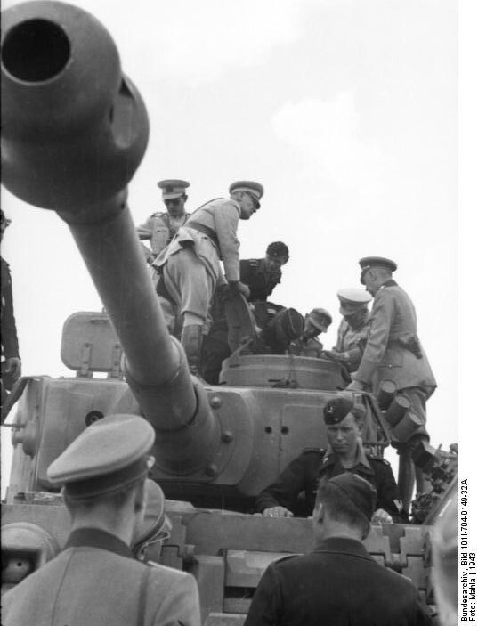 Турки осматривают новейший немецкий танк "Тигр"