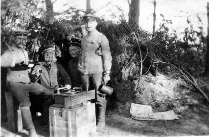 На этой фотографии 1916 года изображены артиллеристы, наслаждающиеся вином, табаком и музыкой в лесу где-то на Восточном фронте.