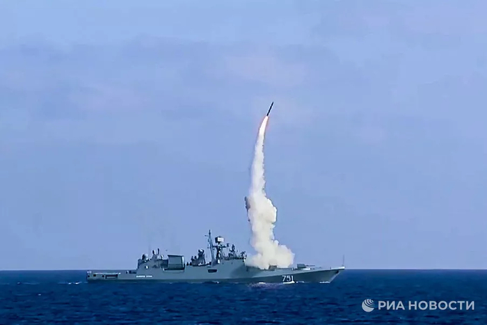 фото 2017 г. фрегата ЧФ "Адмирал Эссен" атакующего крылатыми ракетами "Калибр" террористов ИГИЛ.