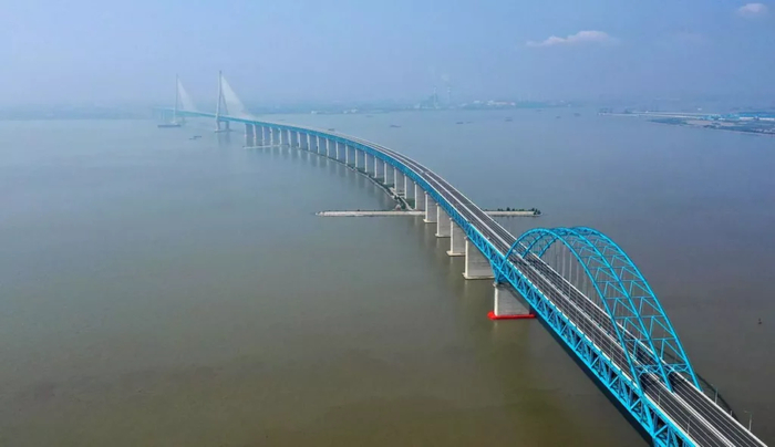 Длина моста через Янцзы — свыше 11 километров