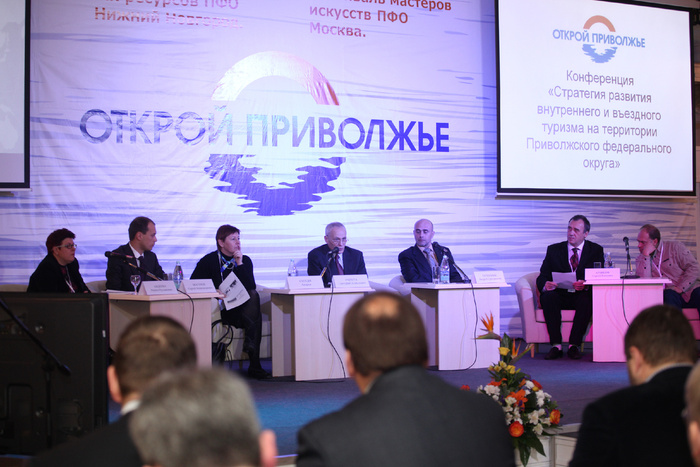 На пленарной конференции Первого фестиваля "Открой Приволжье" в Нижнем Новгороде (2011 год). Четвертый слева - полномочный представитель Президента РФ в ПФО - Г.А.Рапота, второй справа - председатель совета МТА Приволжье - Кривцов Сергей Кимович.