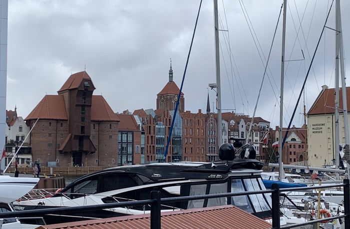 А это вид на кран поближе (внушительное строение слева).