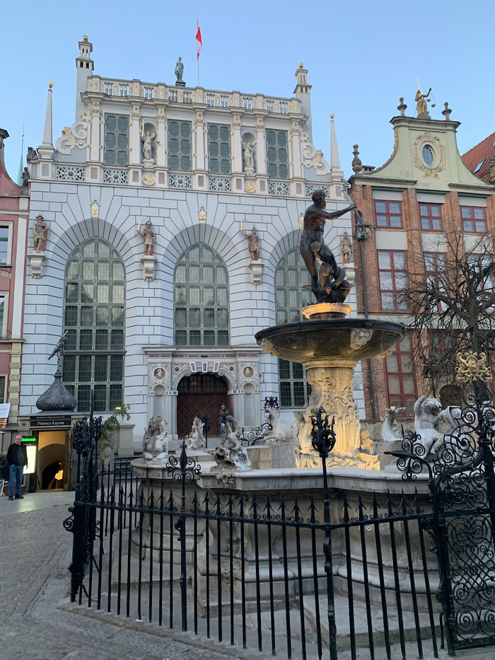 Фонтан с Нептуном (сзади здание Двор Артуса)