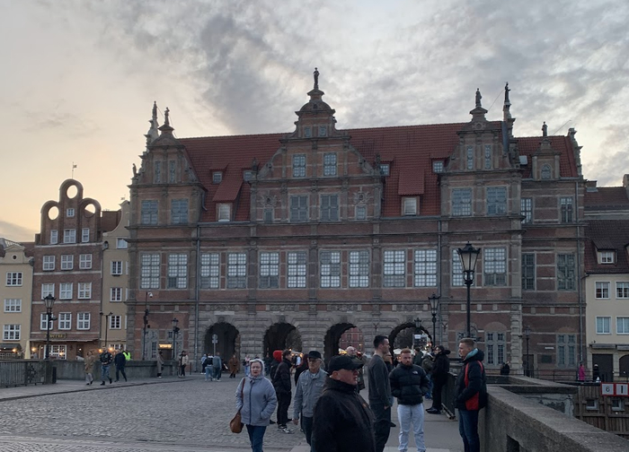 Зеленые ворота. Сразу за ними начинается улица Долгая.