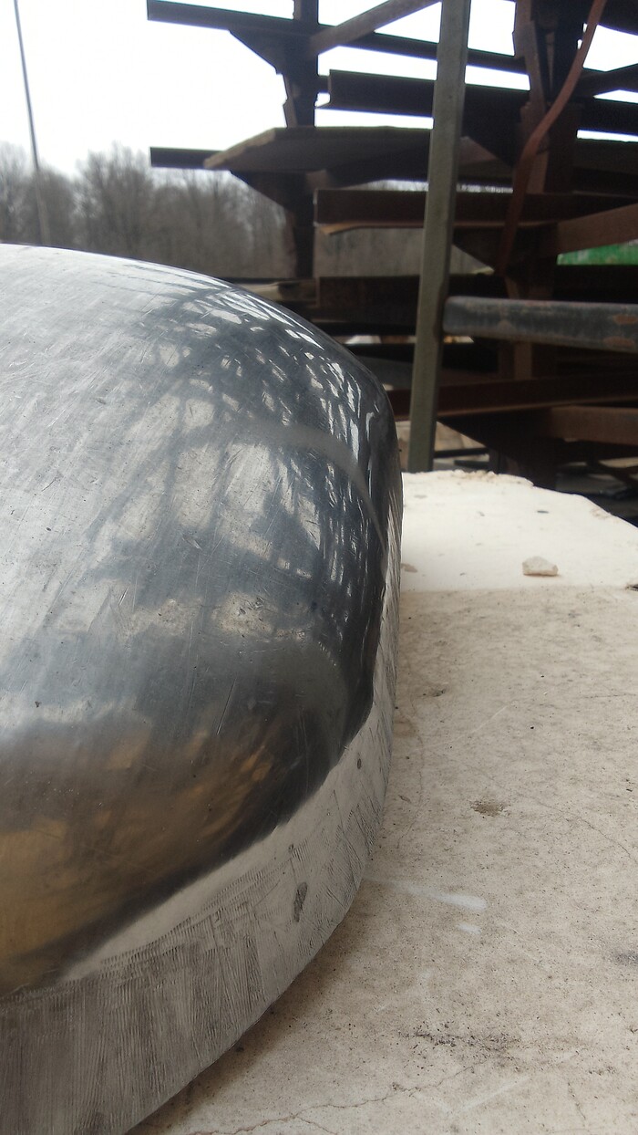 Пока получилось грубо и неровно. Потом обрезаю лишнее снизу и долго всё шлифую. После шлифовки хорошо виды впадины и ямы, их выравниваю снова на английском колесе чистовые проходы так сказать.