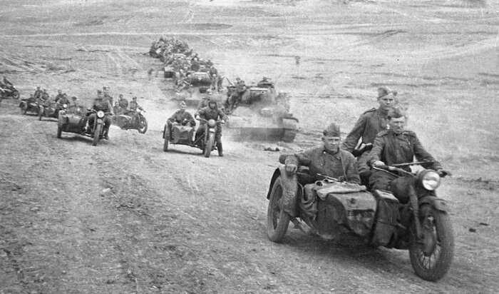 Колонна советских мотоциклов М-72 и танков Т-34-85 на марше под Одессой. 3-й Украинский фронт. Фото - Ольга Ландер, апрель 1944
