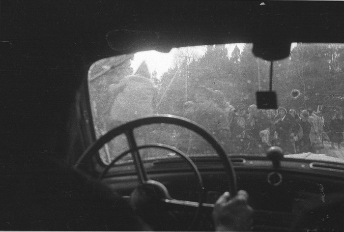 Снимок колонны беженцев из Кенигсберга, сделанный из салона автомобиля. Восточная Пруссия, Германия. 10.04.1945. Автор: Михаил Савин. Источник информации о фото: <!--noindex--><a href="https://pikabu.ru/story/vtoraya_mirovaya_voyna_v_fotografiyakh_ch3_12598277?u=http%3A%2F%2Fwww.fotosoyuz.ru&t=www.fotosoyuz.ru&h=b9e1205f904966c4e815329d46a4fab103f6eb43" title="http://www.fotosoyuz.ru" target="_blank" rel="nofollow noopener">www.fotosoyuz.ru</a><!--/noindex-->