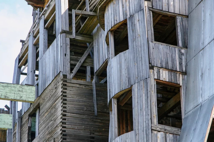 Вблизи дом не производит впечатление надежной постройки