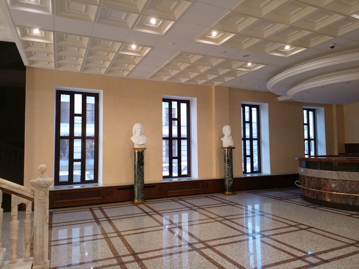 На 1 этаже напротив входа расположены гардероб, кафетерий, туалеты.