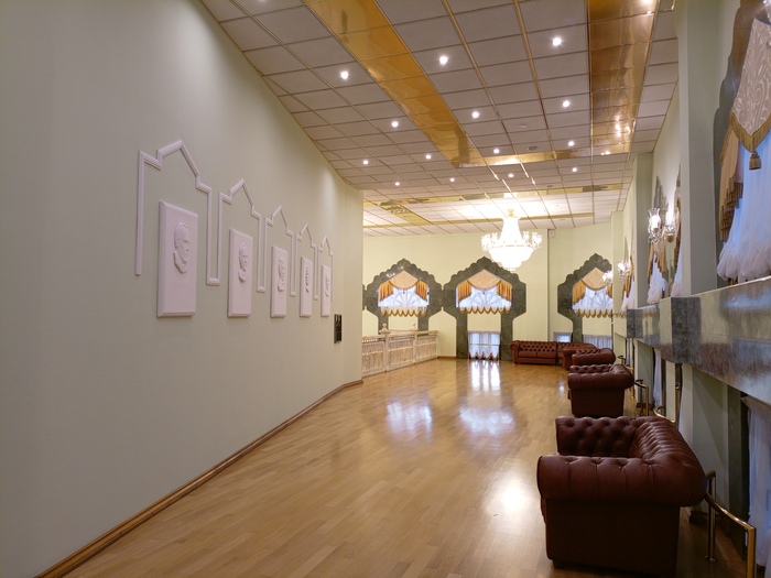 Это уже выше - левый холл перед балконом.