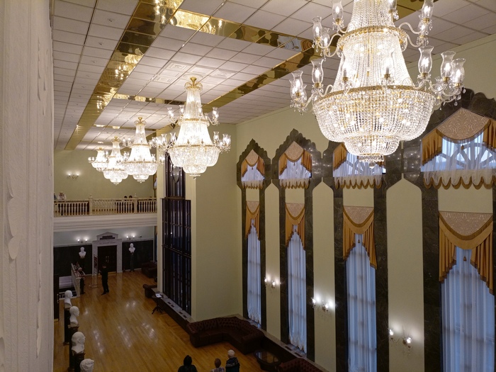 Сверху перед концертом можно разместиться свободнее: народу меньше, люстры ярче.