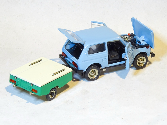 Рис. 10. Саратовская модель автомобиля ВАЗ-2121 «Нива» (А20) с прицепом «Скиф» после восстановления с открытыми элементами