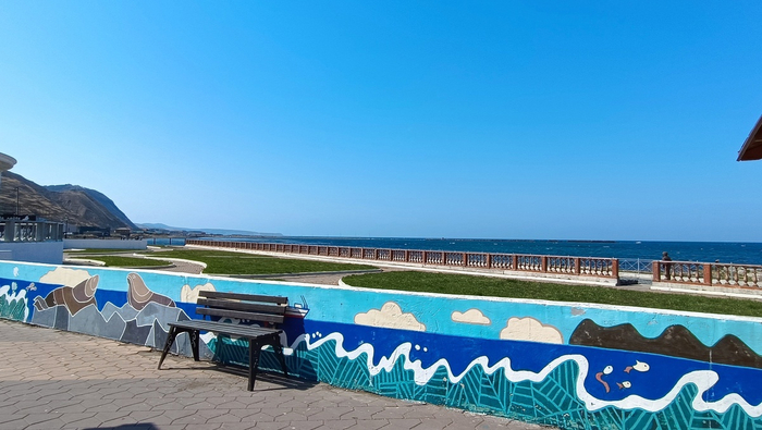 Синий — цвет гармонии, мира, душевного равновесия. И не поспорить. Бело-сине-голубая гамма выглядит очень «по-морскому».