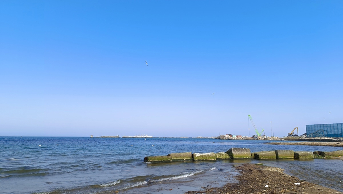 Порт не замерзает зимой, работает круглый год.