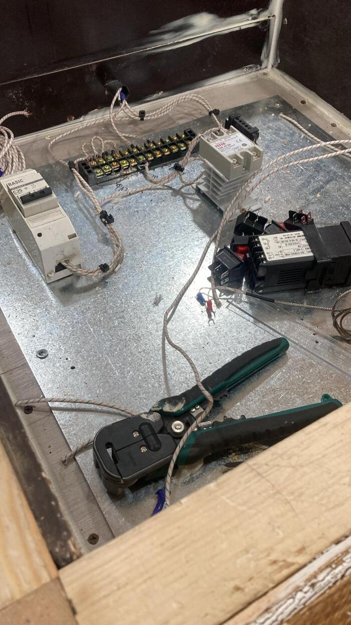 Отсек автоматики пока выглядит вот так.