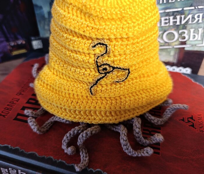 Жёлтый знак я вышивала при помощи золотой нити (YarnArt Lily, 100% хлопок, производство Турция), центр - выделила черным