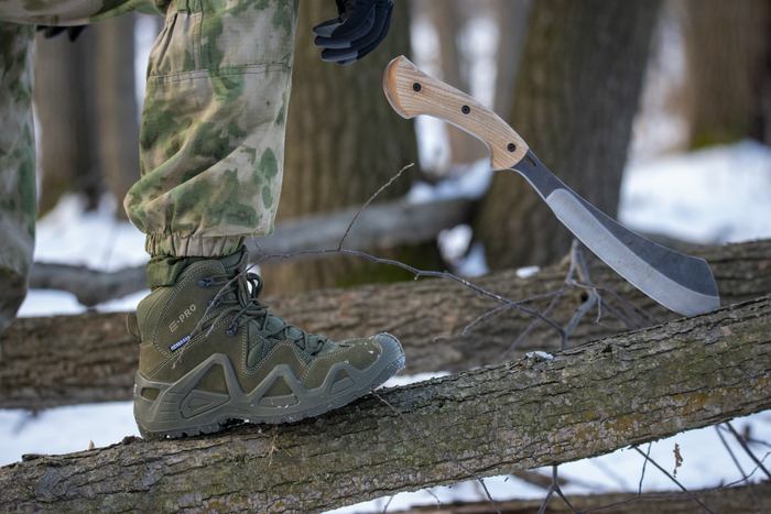 Паранг - это такой вид мачете с тяжелым клинком.