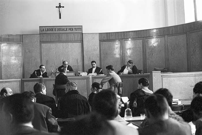 Чет Бейкер дает показания в зале суда по делу о хранении наркотиков. Лукка, 1962