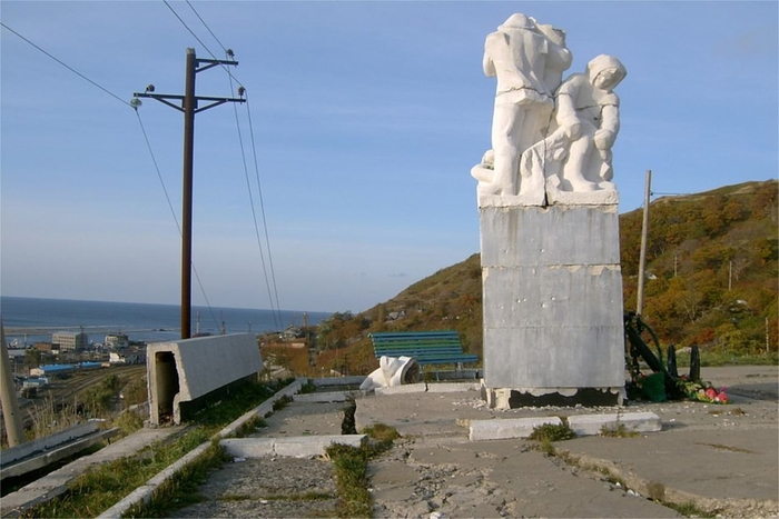 Памятник частично разрушился при землетрясении 2007 года, виден отвалившийся обломок и осколки вокруг постамента.