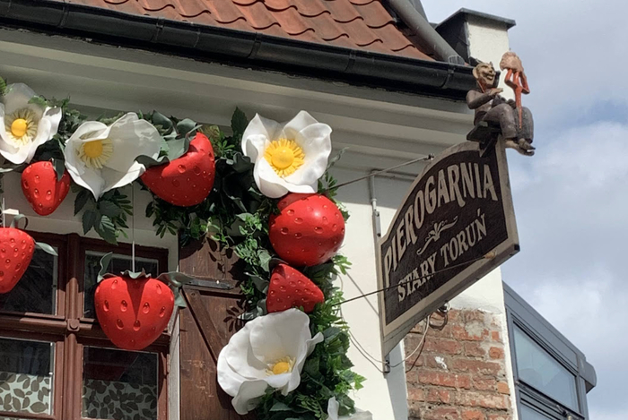 На таблице (польск. tablica - вывеска) сидит веселый черт (польcк. diabeł) и точит вареник.