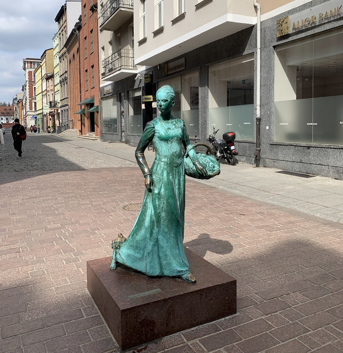 Сама пеку, сама толкаю.