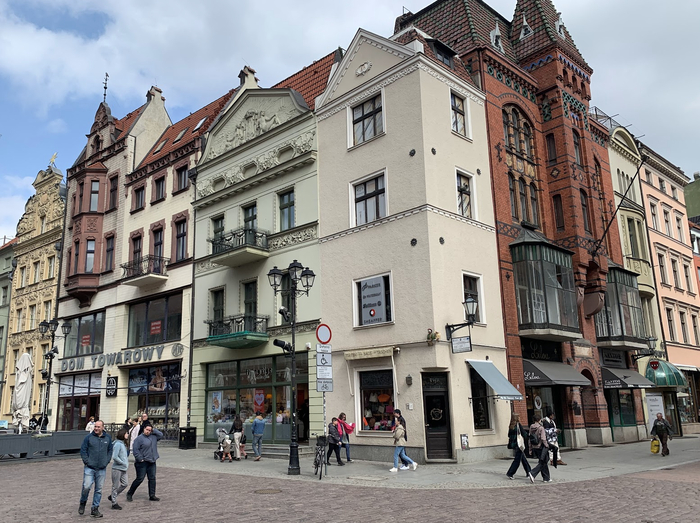 Общий вид на рог (польск. róg - угол) улицы Шэрока (польск. Szeroka - широкая).