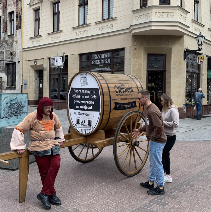 Колоритный пейзанин зазывает людей до "нашего шалашу" - не проходите мимо. На бочке написано - милости просим на единственное в городе пиво, свареное на месте.
