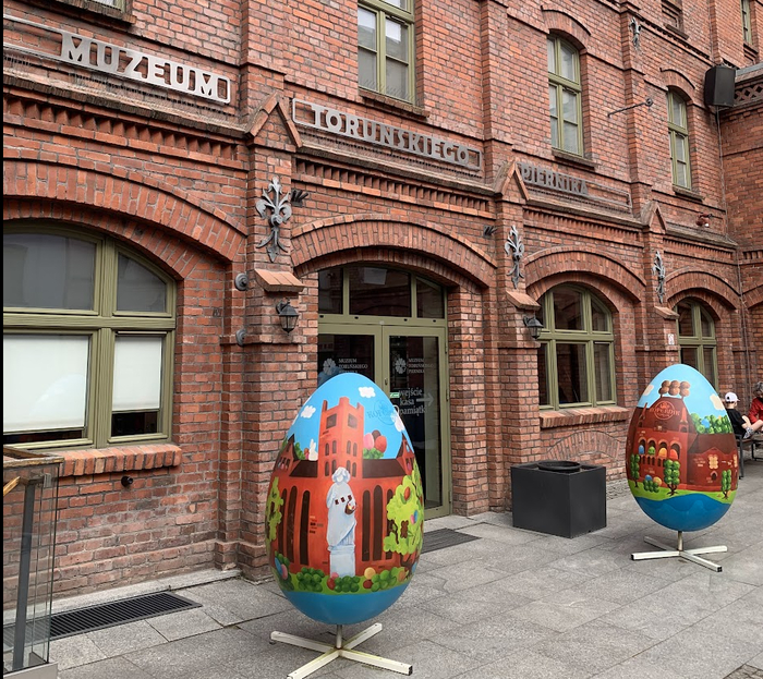Вход в музей пряников, яйца - по случаю пасхи (Вельканоц - польск. Weilkanoc).
