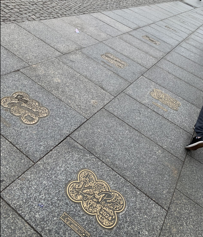 Например тут написано имя Христиана Песты (Krystian Pesta) - польский актер. Сыграл, например, в фильме Сымона Коссак (польск. Symona Kossak).