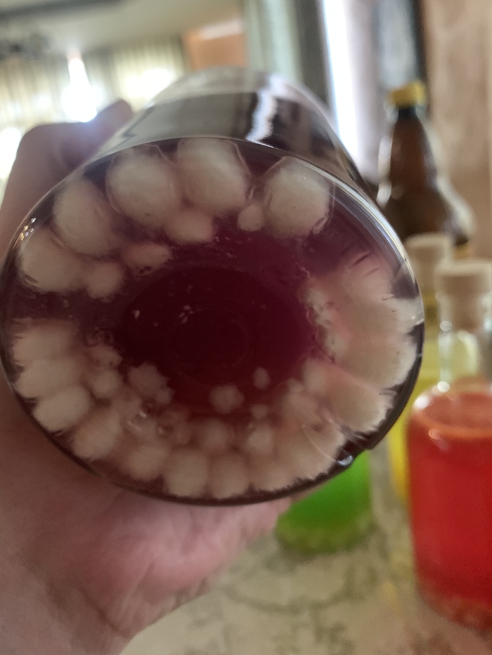 Спустя 12 часов. Конфет осталось минимально