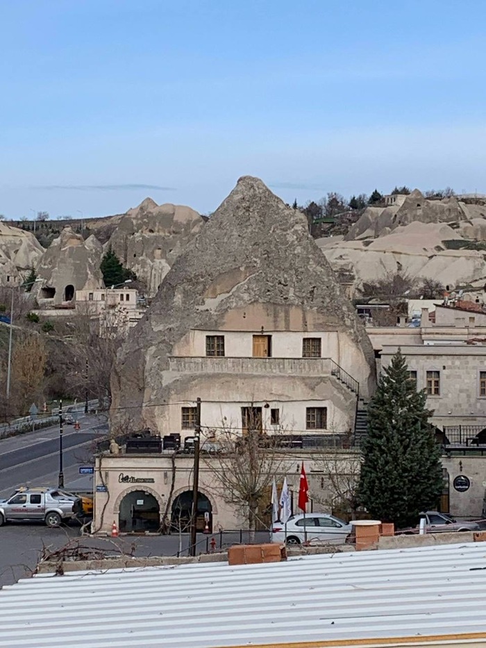 Здания в скалах