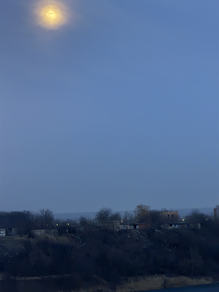 Тот же карьер, но тут уже без праздничной иллюминации. Гаражи, свалка, хтонь