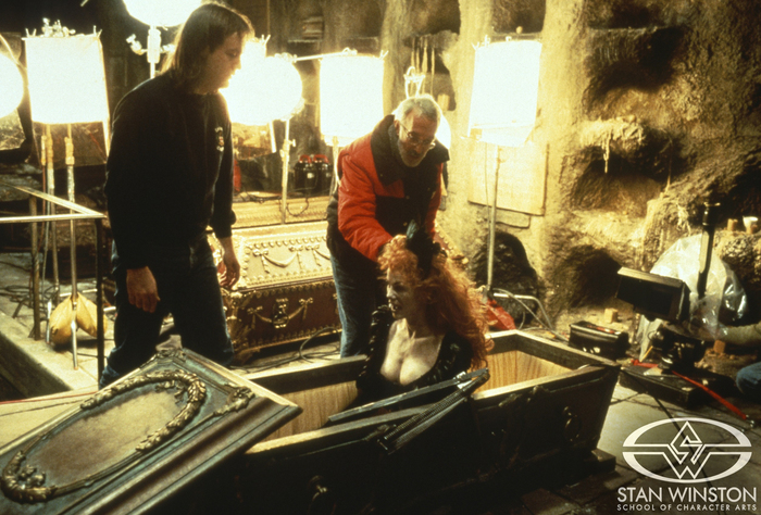 Подготовка сцены казни парижских вампиров. Манекен Эстель и Стэн Уинстон со своим помощником Ричардом Лэндоном.