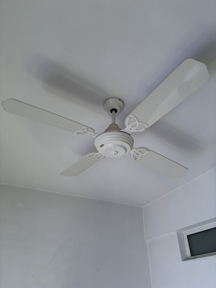 Это предшественник современного кондиционера, очень шумный и страшно, что лопасть может отлететь. Поэтому не пользовались