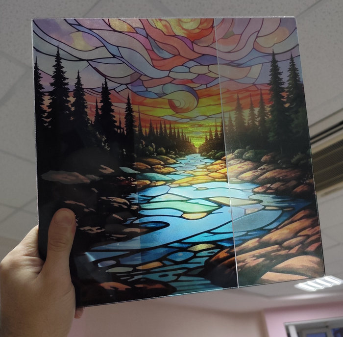 Образец сделан несколькими технологиями печати. Справа часть напечатана одним слоем краски, по центру двумя слоями. Слева один слой краски и всё черное заливается не прозрачным.