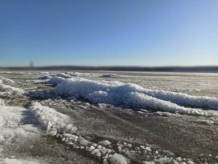 Торосы около полутора метров