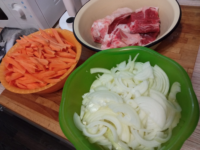 Лук/морковка . Примерно по 1.5 - 2 кг. К ребрышкам потом ещё мякоти доложил.