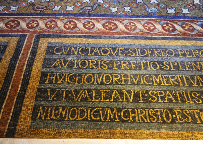 Из особенностей - большое количество текста на стенах капеллы.