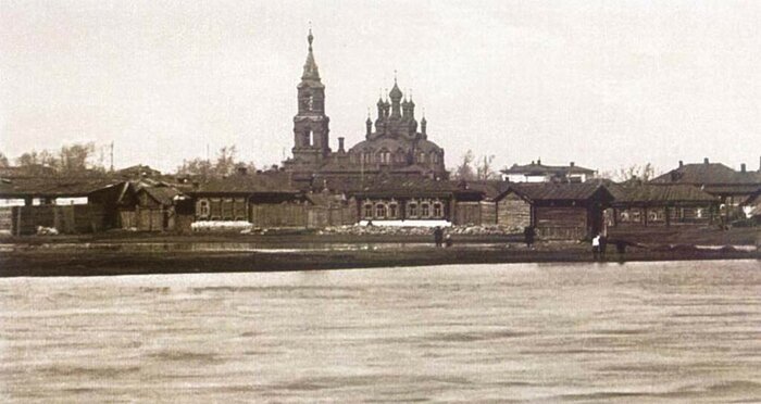 Вид на Заречную часть города и Свято-Троицкий храм (сохранился, действующий, сейчас - ул. Кирова,60а) во время половодья