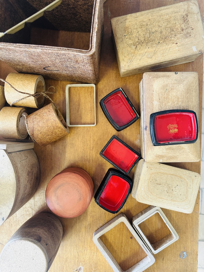 Разные этапы картона до папье-маше и полноценной заготовки