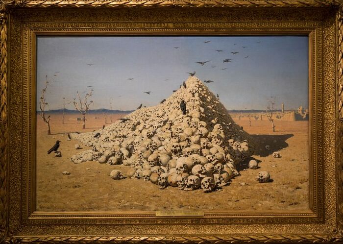 "Апофеоз войны", самая наверно известная работа Верещагина. На горизонте справа город, судя по всему, это тот же Ташкент, он на многих работах